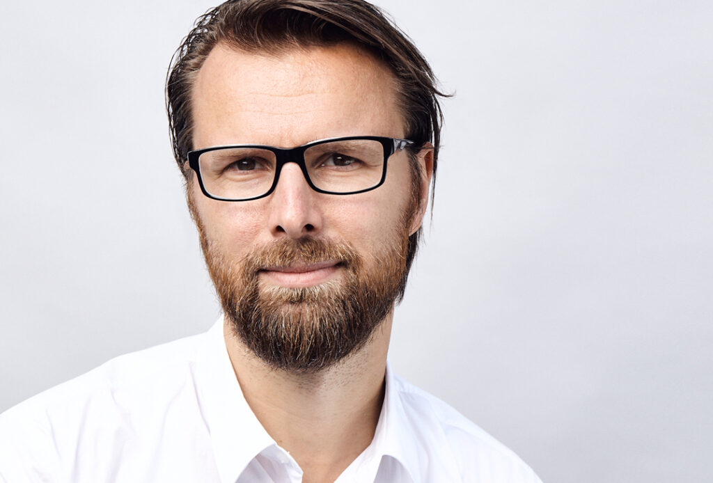 Daniel Kohlhaas Autor mit brille und weissem Hemd